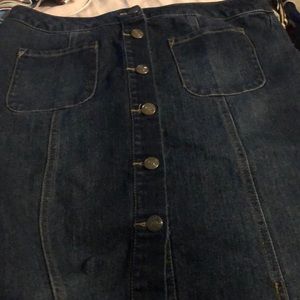 Woman jean skirt, size 8, worn 1 time, gently use